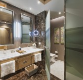 LUXURY ROOM BATHROOM