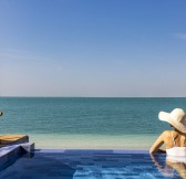 Emiraty-Dubai-Anantara_World_Islands_Dubai_Resort_Guest_Room_Anantara_One_Bedroom_Beach_Pool_Villa_Guest_in_Outdoor_Pool