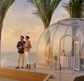 Emiraty-Dubai-Anantara_World_Islands_Dubai_Exterior_View_Couple_Bubble_Dining_Suset_1