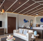 Emiraty-Dubai-Anantara_World_Islands_Dubai_Resort_Guest_Room_Deluxe_Beach_Pool_Suite_Bedroom_with_Living_Area