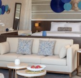 Emiraty-Dubai-Anantara_World_Islands_Dubai_Resort_Guest_Room_Deluxe_Beach_Pool_Suite_Bedroom_with_Sofa_and_Coffee_Table