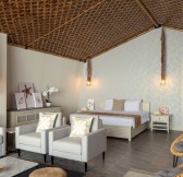 Emiraty-Dubai-Anantara_World_Islands_Dubai_Resort_Guest_Room_Junior_Beach_Pool_Suite_Bedroom