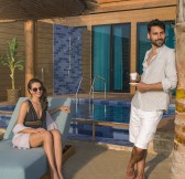 Emiraty-Dubai-Anantara_World_Islands_Dubai_Resort_Guest_Room_One_Bedroom_Beach_Pool_Villa_Couple_Lounging_1