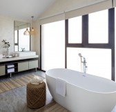 Emiraty-Dubai-Anantara_World_Islands_Dubai_Resort_Guest_Room_Two_Bedroom_Beach_Pool_Villa_Bathroom_with_Bathtub
