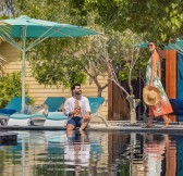 Emiraty-Dubai-Anantara_World_Islands_Dubai_Resort_Pool_View_Couple_Lounging