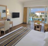 Kypr - Paphos - Olympic Lagoon hotel - pokoj deluxe s vyhledem na more